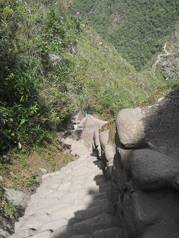 Bajada de Huaynapicchu, escalera irregular para
                    pies pequeos sin cordel 01