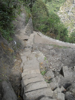 Bajada de Huaynapicchu, escalera irregular
                    escarpada, primer plano 4