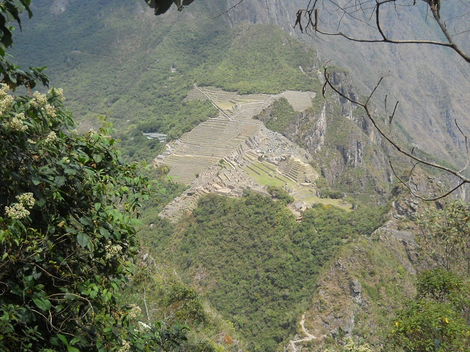 Bajada de Huaynapicchu, vista a Machu Picchu