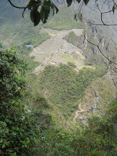 Bajada de Huaynapicchu, vista a Machu Picchu,
                    vista vertical