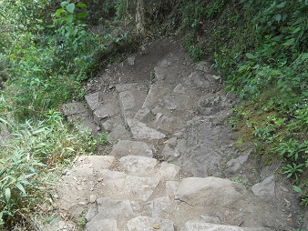 Bajada de Huaynapicchu, escaleras irregulares