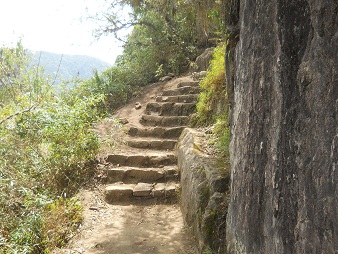 Bajada de Huaynapicchu, escaleras irregulares