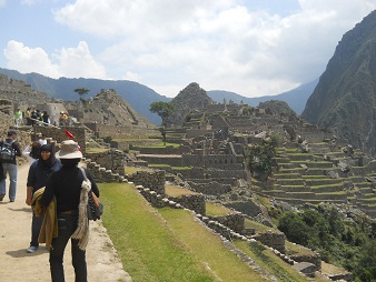 Machu Picchu mit den Hausbergen Huchuypicchu (klein) und Huaynapicchu (gross)