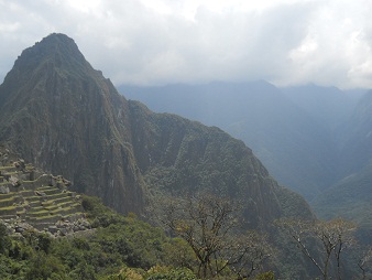 Machu Picchu: Terrassen mit dem grossen Hausberg Huaynapicchu 01+02