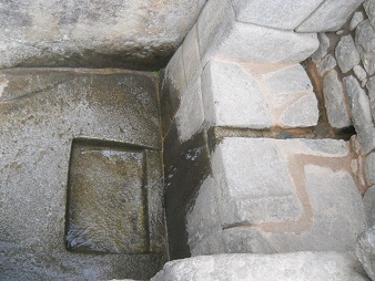 Kanälchen mit Stufenstein und Zisterne am Boden, Sicht von oben