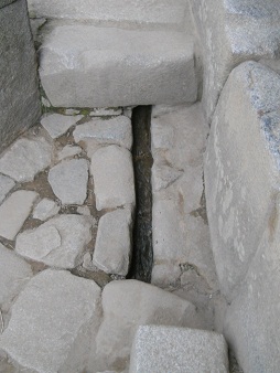 Ein Kanälchen im Steinboden