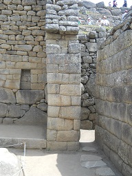 Machu Picchu, Inkazimmer: Schiefe Mauer 1
