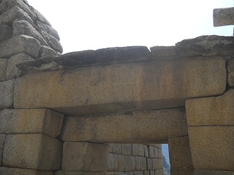 Die Haupt-Türöffnung zum Sonnentempel ist mit perfekt geschnittenen Steinen gemacht - und ist doppelt eingerahmt 01