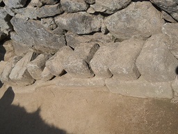 Machu Picchu, Sonnentempel: Da liegen noch einige Steine am Boden in einer Reihe aufgereiht