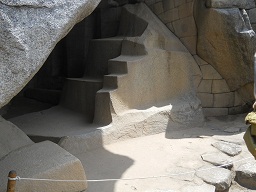 Der Eingang zur Mumienhhle mit einer weiteren Treppe aus einem einzigen Stck und die Kurvenmauer mit kurvig verdrehten Kurvensteinen