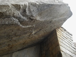 Mumienhhle in Machu Picchu: Die Verbindung des Fels mit der Steinmauer - der Fels ist absolut flach geschnitten 1