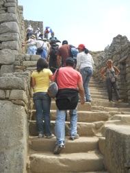 Machu Picchu: Auf dem Weg zu den grossen Tempelanlagen passieren wir wieder Treppen in einem Stück