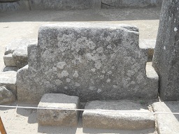 Tempel zu den 3 Fenstern: Das Symbol von Mutter Erde 1 mit der Doppeltreppe in einem Stück