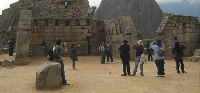 Machu Picchu: Haupttempel, die Sicht von nahe vom Heiligen Platz aus - mit Nahaufnahme