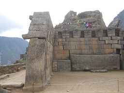 Machu Picchu: Haupttempel: Der Innenraum und die Mittelmauer 2