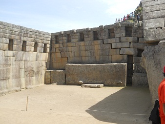 Der Haupttempel von Machu Picchu: Die linke Mauer mit der Mittelmauer