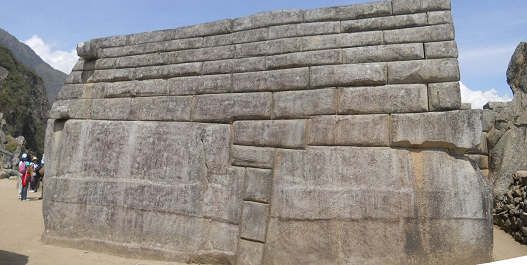 Machu Picchu: Die Aussenansicht der rechten Mauer des Haupttempels, die Gigasteine auf beiden Seiten, Panoramafoto