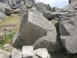 Der grosse Steinbruch von Machu Picchu: Ein Stein mit geschnittenen, rechten Winkeln