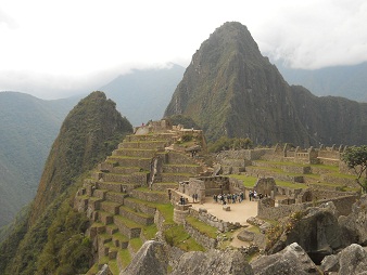 Sicht vom grossen Steinbruch auf den Haupttempel, auf den Hauptplatz und auf die Hausberge Huchuypicchu (klein) und Huaynapicchu (gross)