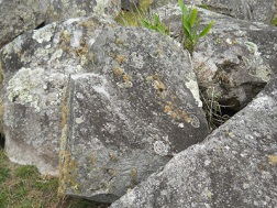 Der grosse Steinbruch von Machu Picchu: Steine mit flachen, geschnittenen Flächen und mit geschnittenen, rechten Winkel