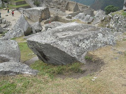 Der grosse Steinbruch von Machu Picchu: Grosse Steine mit Schnittflächen