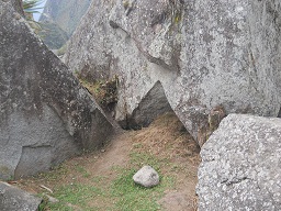Der grosse Steinbruch von Machu Picchu: Gigastein mit rechtwinkligem Schnitt - Nahaufnahme 1