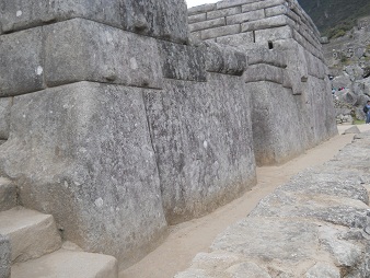 Machu Picchu: Meditationszimmer: Die Mauer mit dem Eingang 02