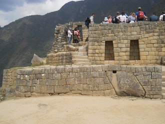 Machu Picchu: Aussenmauer des Gebudes am
                        Sonnenuhr-Platz 1