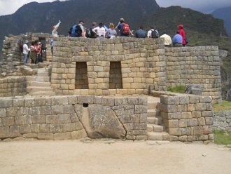 Machu Picchu: Aussenmauer des Gebudes am
                        Sonnenuhr-Platz 2