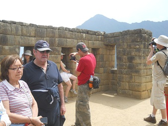 Machu Picchu, Sonnenuhr-Platz: Die Mauern mit
                    Inka-Fenstern