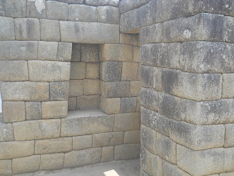 Machu Picchu, Sonnenuhr-Platz: Mauernischen