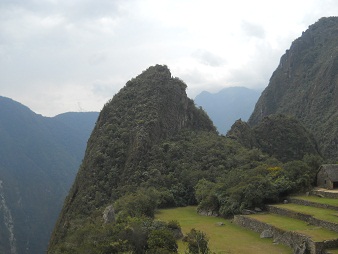 Machu Picchu: Sicht von der Sonnenpyramide auf
                    die beiden Hausberge Huchuypicchu und Huaynapicchu
                    mit der Silhouette eines Adlers, der die Flgel
                    anhebt 1
