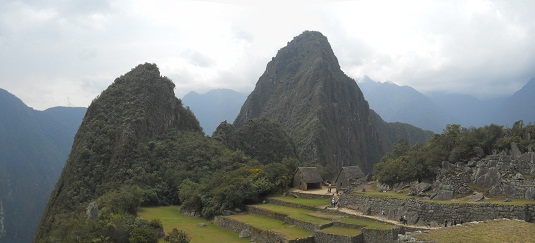 Machu Picchu: Sicht auf die Hausberge mit der Figur
            eines sich erhebenden Condor-Adlers, Panoramafoto