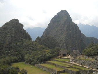 Machu Picchu: Sicht von der Sonnenpyramide auf
                    die beiden Hausberge Huchuypicchu und Huaynapicchu
                    mit der Silhouette eines Adlers, der die Flgel
                    anhebt 2