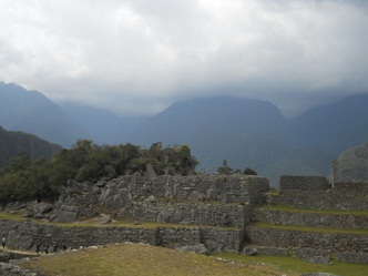 Machu Picchu, Sicht von der Sonnenpyramide auf
                    die Terrassen des Hauptplatzes gegenber