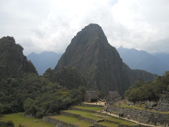 Machu Picchu: Sicht von der Sonnenpyramide auf
                    die beiden Hausberge Huchuypicchu und Huaynapicchu
                    mit der Silhouette eines Adlers, der die Flgel
                    anhebt 2