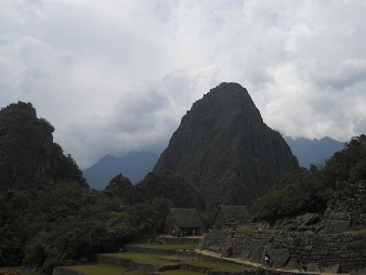 Machu Picchu: Sicht von der Sonnenpyramide auf
                    den Hausberg Huaynapicchu und den Weiler mit dem
                    heiligen Stein