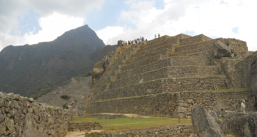 Machu Picchu, die Hinteransicht der
                    Sonnenpyramide mit ihren Terrassen