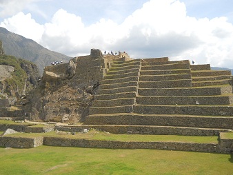 Machu Picchu: Zentralplatz mit der
                    Seitenansicht der Sonnenpyramide 2