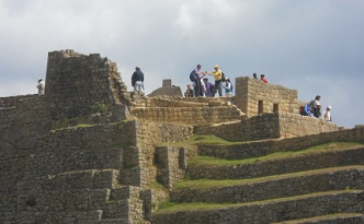 Machu
                    Picchu: Die Spitze der Sonnenpyramide mit der
                    Sonnenuhr, Sicht von unten