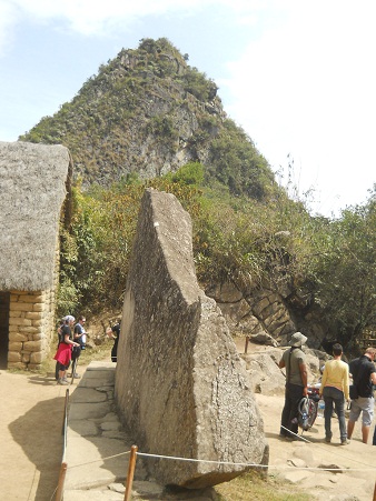 Machu Picchu, Seitenansicht des heiligen Steins, Nahaufnahme 2