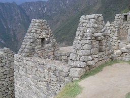 Machu Picchu, Arbeitshäuser - Gibelmauern mit Fenstern