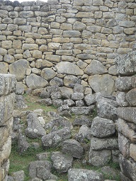 Machu Picchu, Arbeitshäuser, da liegen einzelne Steine herum 02