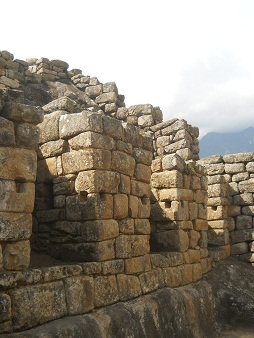 Machu Picchu: Nischen mit quadratischen Löchern, Nahaufnahme 02
