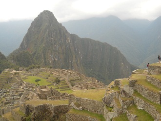 Sicht auf Machu Picchu mit den Tempeln, mit der Pyramide, dem Zentralplatz und dem Hausberg Huaynapicchu