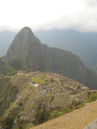 Sicht auf Machu Picchu mit dem Hausberg
                    Huaynapicchu (gross)