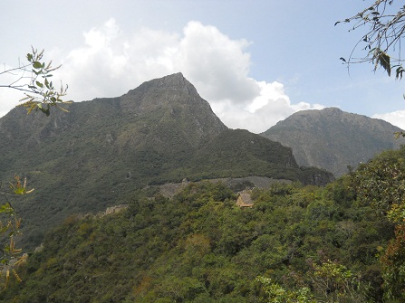 Spaziergang zum grossen Hausberg Huaynapicchu -
                    Sicht auf Berge