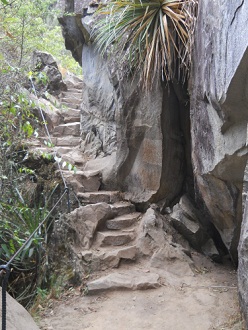 Wanderweg zum grossen Hausberg Huaynapicchu,
                    unregelmässige Treppe mit Geländerseil /
                    Sicherungsseil