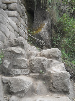 Wanderweg auf den Hausberg
                            Huaynapicchu, der Eingang zum Weiler auf dem
                            Hausberg Huaynapicchu 02
