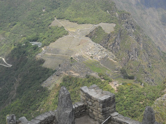Weiler Huaynapicchu, Sicht auf Machu Picchu, das so aussieht wie ein stilisierter Adlerkopf mit Federn oben drauf